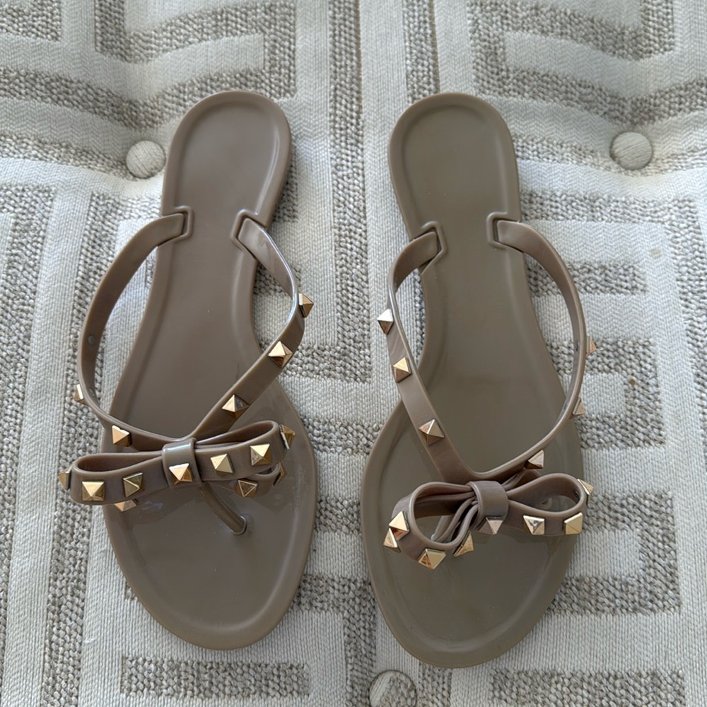 NWOT Tan Bow Jelly Flip Flop with Gold Studs Size 40/8/8.5.